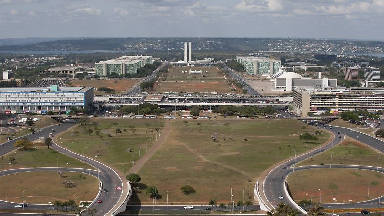 Blick auf den Nationalkongress. Die Straßen Brasilias sind für Autos konzipiert. Nur für Autos.