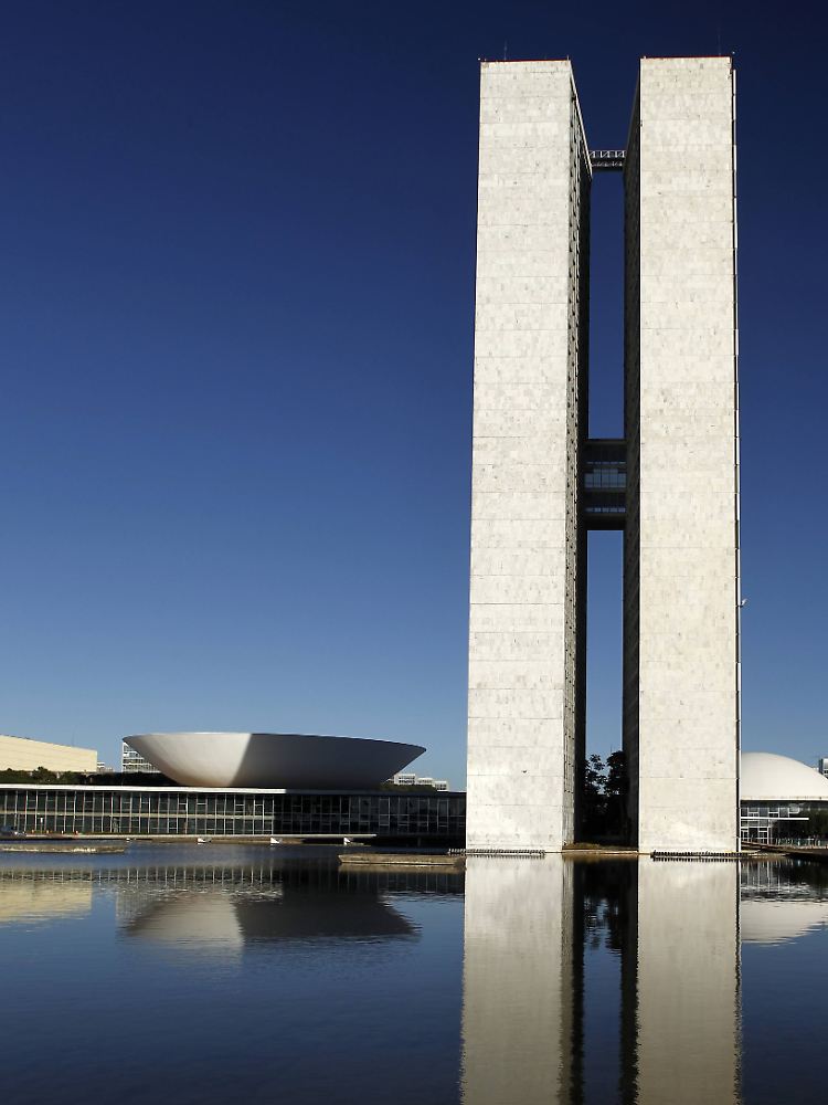 Die Kongressgebäude aus der Nähe: In den Hochhäusern sind die Büros der Abgeordneten untergebracht, im Kuppelbau (rechts im Hintergrund) der Senat. Die Schüssel ist das Abgeordnetenhaus.