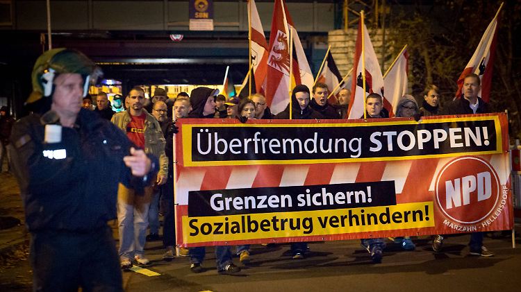 Anhänger der NPD protestieren in Berlin unter dem Motto "Das Boot ist voll".