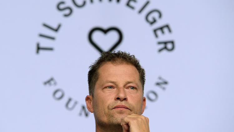 Der Schauspieler Til Schweiger stellt auf einer Pressekonferenz im September die Vorhaben seiner Stiftung vor.