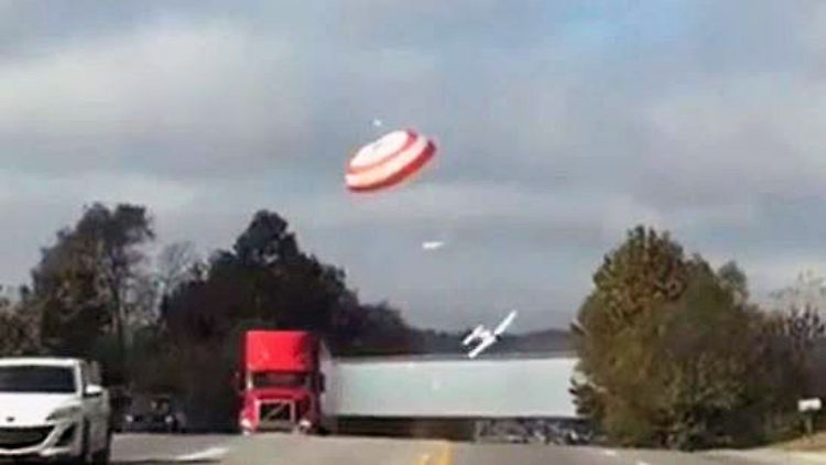 Flugzeug Fallschirm.JPG