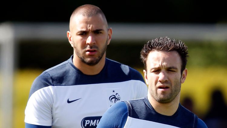 Bekannte von Karim Benzema sollen Mathieu Valbuena (r.) mit einem Sexvideo erpresst haben.