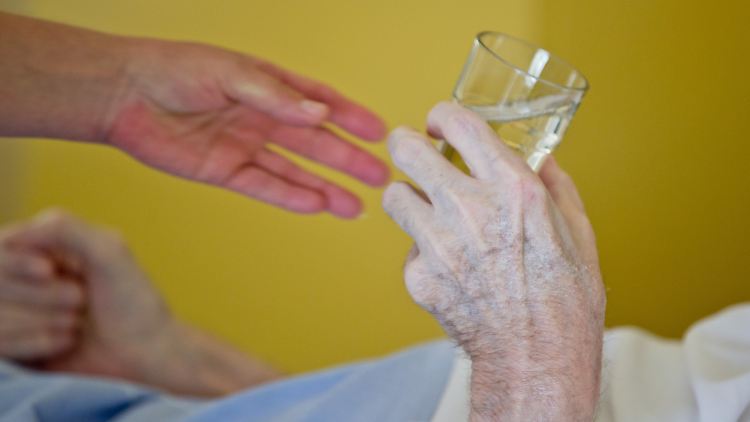 Jeder zweite ältere Mensch stirbt im Krankenhaus.