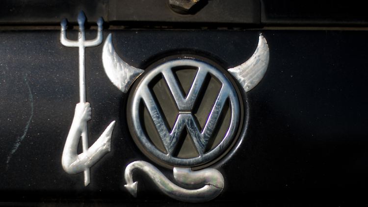 Ein VW-Logo in Teufelsoptik. Die Wolfsburger sind nicht die ersten, die es schwer erwischt. Leider wohl auch nicht die letzten. 
