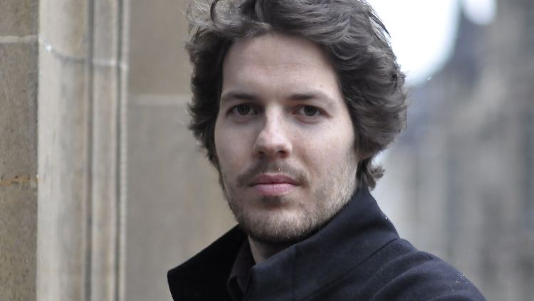 Philip Kovce studierte Wirtschaftswissenschaften und Philosophie. Er forscht am Basler Philosophicum und ist Mitglied des Think Tank 30 des Club of Rome.