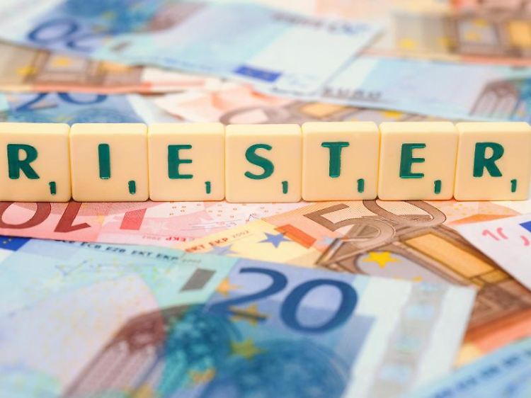 Anspruch auf das angesparte Kapital inklusive der Förderung haben laut Ehepartner, wenn sie den Vertrag auf sich übertragen lassen.
