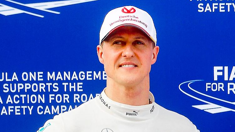 Michael Schumacher und Lewis Hamilton im Jahr 2012 nach dem Qualifying in Malaysia.
