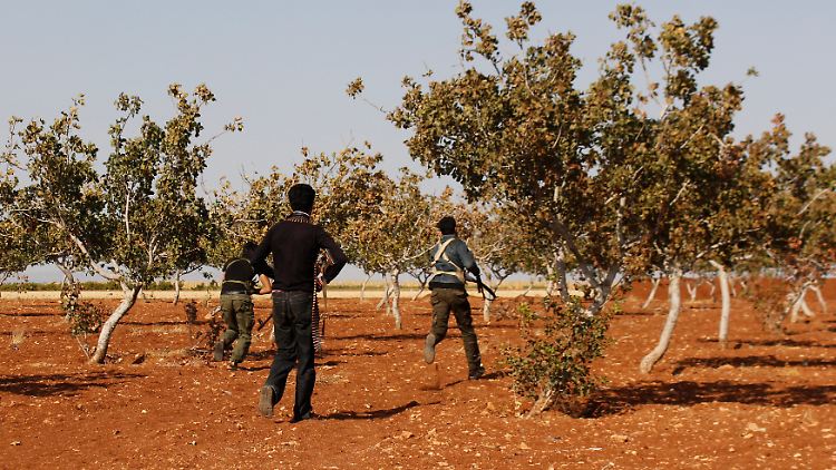 Kämpfer einer syrischen Rebellengruppe auf dem Weg an die IS-Front in Marea.