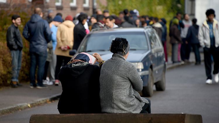 Momentan warten viele Asylbewerber schon Wochen oder Monate, bis sie ihren Antrag überhaupt stellen können.