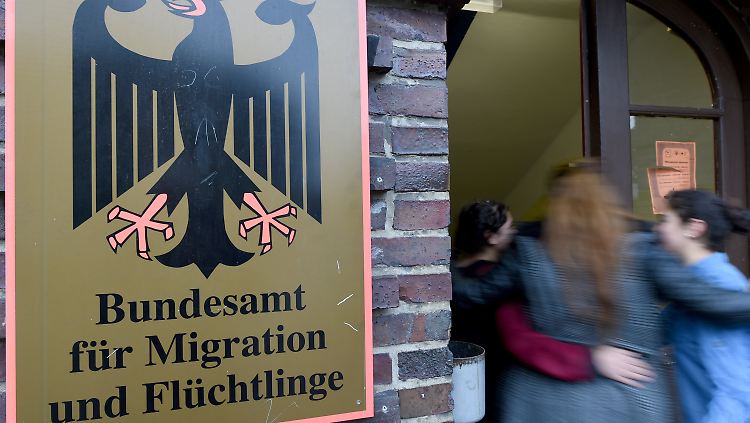 Das Bundesamt für Migration und Flüchtlinge will bis Jahresende 40.000 Abschiebebescheide erteilen. 