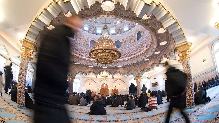 Die Abubakr Moschee der Islamischen Gemeinde in Frankfurt am Main beim traditionellen Freitagsgebet. 