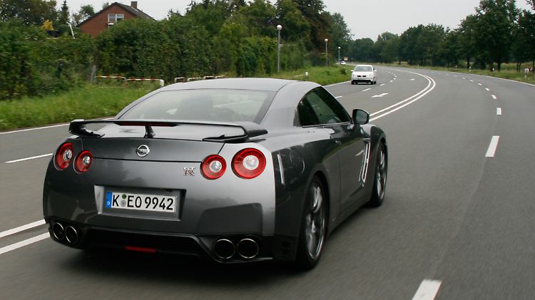 Das wuchtige Heck des Nissan GT-R beherbergt einen für Sportcoupés erstaunlich großen Kofferraum.