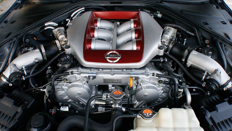 Beliebte Praxis bei Sportwagen-Herstellern: Der Motorblock des Nissan GT-R ist mit dem Namen des ausführenden Mechaniker versehen.