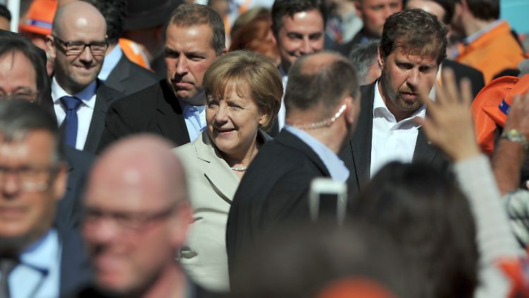 Merkel mit Personenschützern bei einer Veranstaltung auf dem Markt in Düsseldorf
