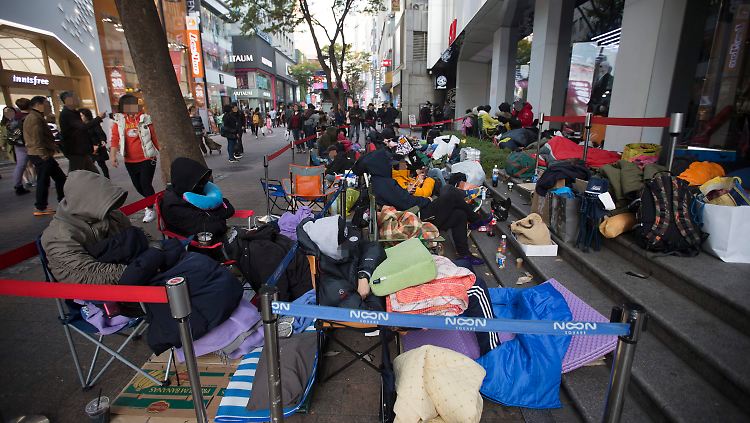 Wann macht der Laden endlich auf? Menschen vor einer H&M-Filiale im südkoreanischen Seoul.