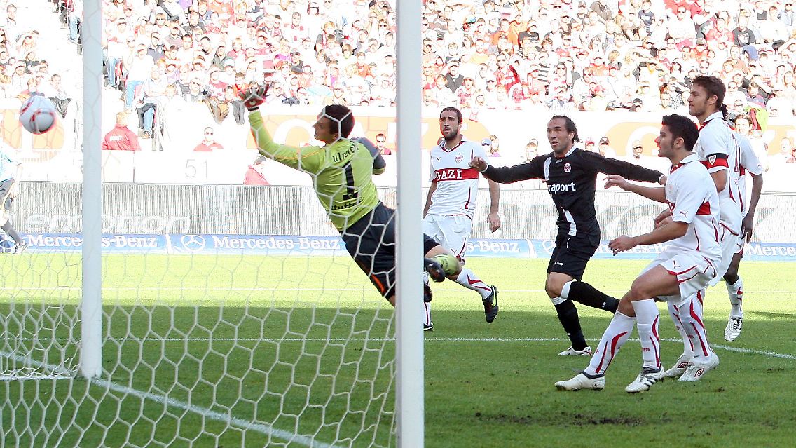 Drin: Theofanis Gekas brachte Frankfurt per Kopf mit 1:0 in Führung.