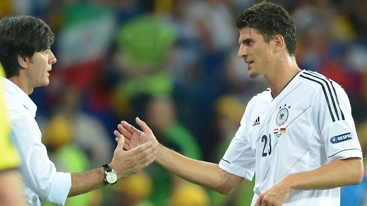 Sie sind wiedervereint: Joachim Löw (l.) und Mario Gomez.