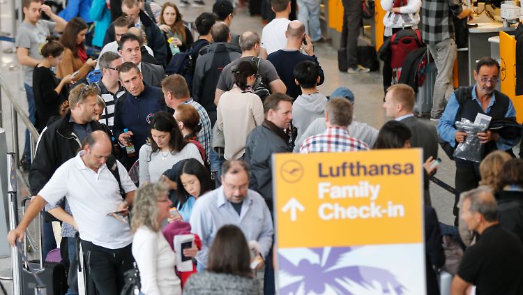Geht mein Flug? Passagiere auf dem Frankfurter Flughafen.