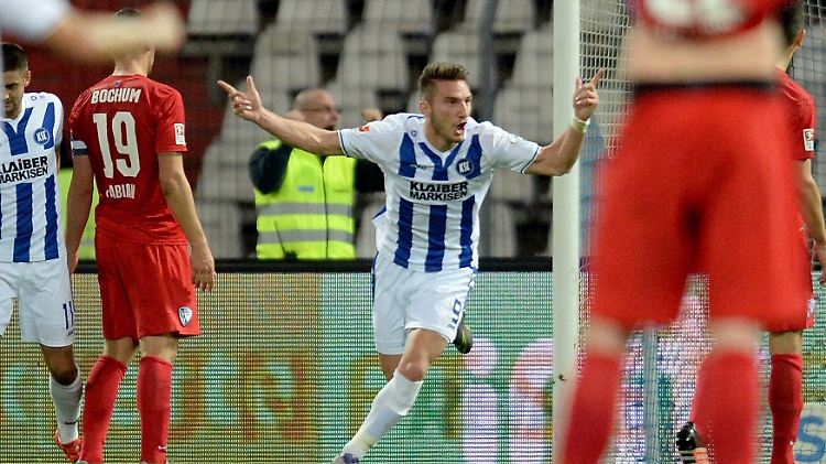 Karlsruhes Dimitrios Diamantakos bejubelt seinen Treffer zum 1:0.