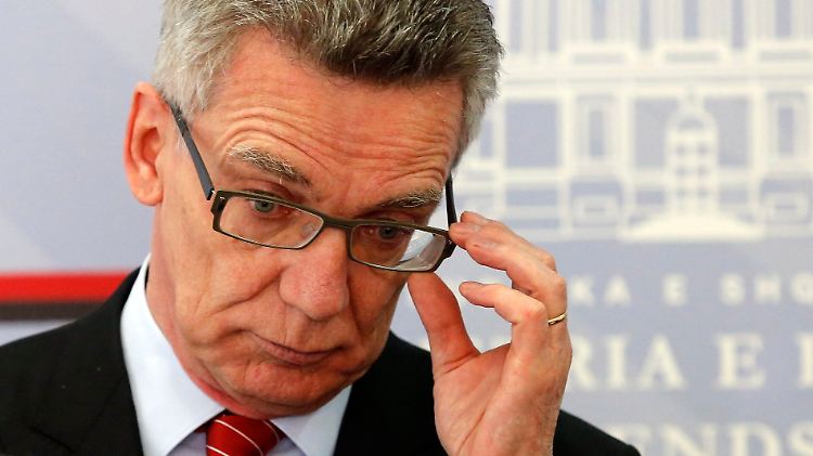 Thomas de Maizière am Rande seiner Albanien-Reise in Tirana.