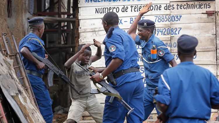 Im Frühjahr eskaliert die Lage in Burundi: Nach der umstrittenen Wiederwahl des Präsidenten gehen die Regierungstruppen hart gegen Demonstranten vor.
