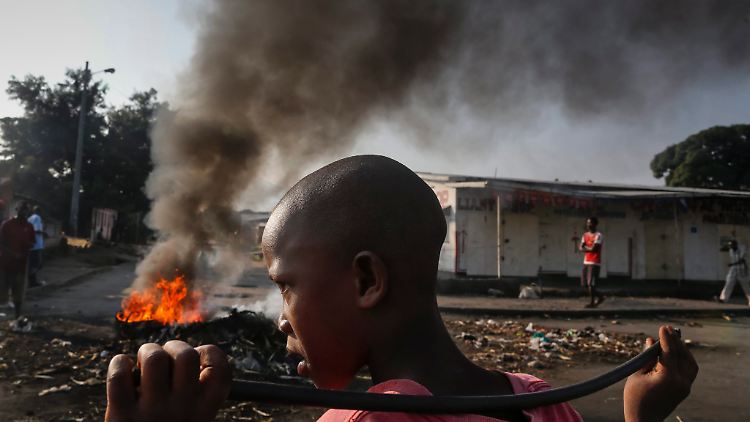 Trotz des erbitterten Wiederstandes der Opposition lässt sich Langzeit-Präsident Nkurunziza wiederwählen.