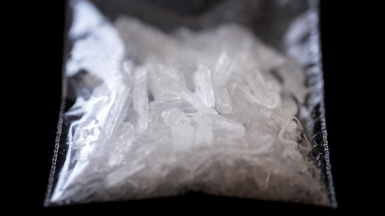 Die billige Droge Crystal Meth gehört zu den Amphetaminen und macht schnell süchtig. 