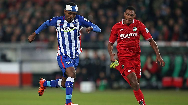 Marcelo (r.) im Laufduell mit Herthas Kalou.