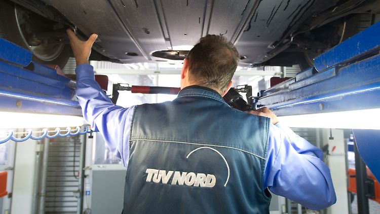 Ein TÜV-Sachverständiger der TÜV Nord AG inspiziert einen PKW im Rahmen der Hauptuntersuchung. Der Prüfkonzern Tüv hat nach eigenen Angaben keine Schuld an den frisierten Verbrauchs- und CO2-Werten Hunderttausender Wagen aus dem VW-Konzern.
