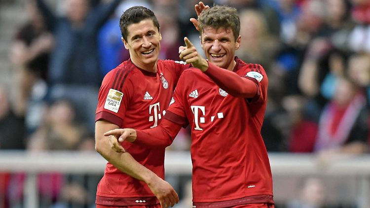 Spaß beim Schützenfest gegen Stuttgart: Robert Lewandowski und Thomas Müller, FC Bayern München.