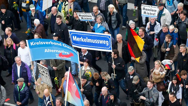 5000 AfD-Anhänger demonstrieren gegen die Flüchtlingspolitik der Bundesregierung in Berlin.