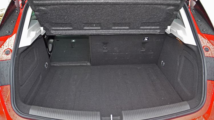 370 Liter fasst der Kofferraum im Opel Astra. Das ist weniger als der Golf als Fünftürer zu bieten hat.