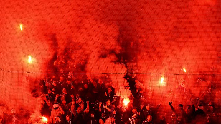 Das ist auch in Dortmund verboten: Fans des FC Schalke 04 zündeln bei der Europaligapartie in Prag.