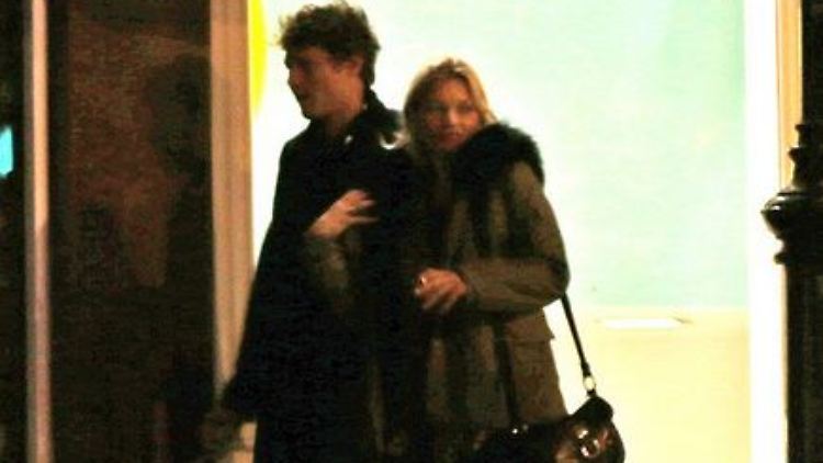 Kate Moss und Graf Nikolai von Bismarck beim Verlassen eines Restaurants in London.