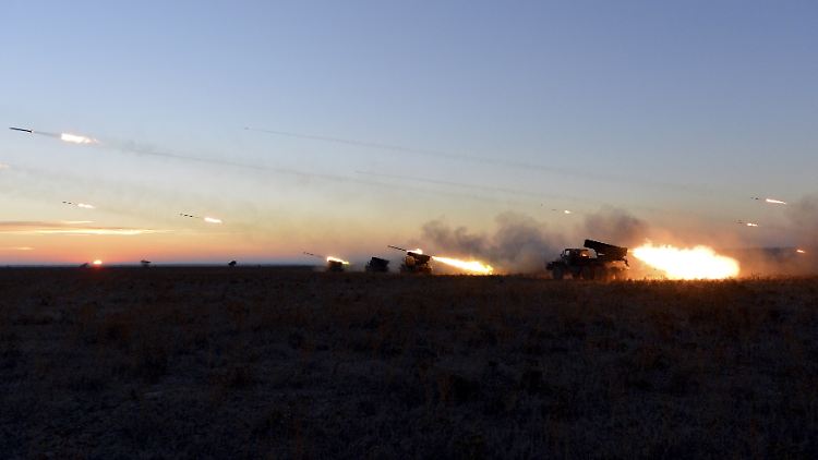 Abzug an der Front - Übung im Land: Ukrainisches Militär.