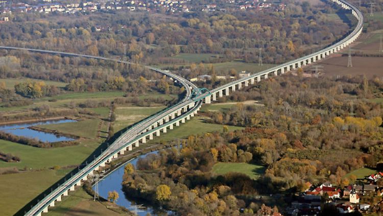 Die Saale-Elster-Talbrücke ist Deutschlands längste Eisenbahnbrücke und Teil der Neubaustrecke.