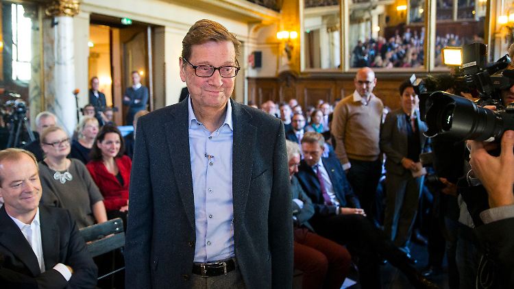 Guido Westerwelle bei der Vorstellung seines Buches "Zwischen zwei Leben" in Berlin, links im Bild sein Arzt Michael Hallek