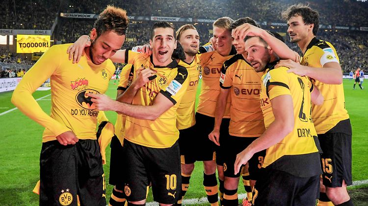Selig vereint: Die Dortmunder Borussen feiern das 3:1 des Kollegen Pierre-Emerick Aubameyang - zu erkennen am Batman-T-Shirt.