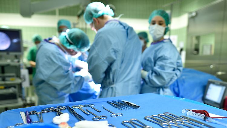 Das betroffene Krankenhaus versichert, dass der Mann nicht eigenmächtig operiert oder Diagnosen gestellt habe.