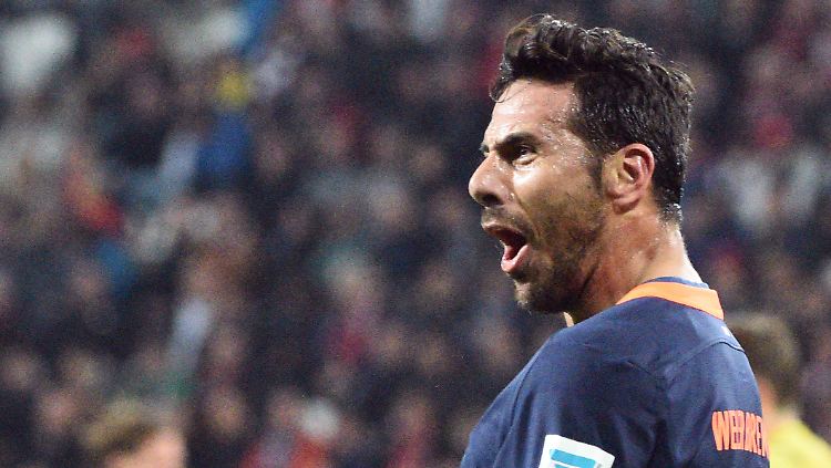 Claudio Pizarro jubelt nach seinem Treffer zum 1:0.