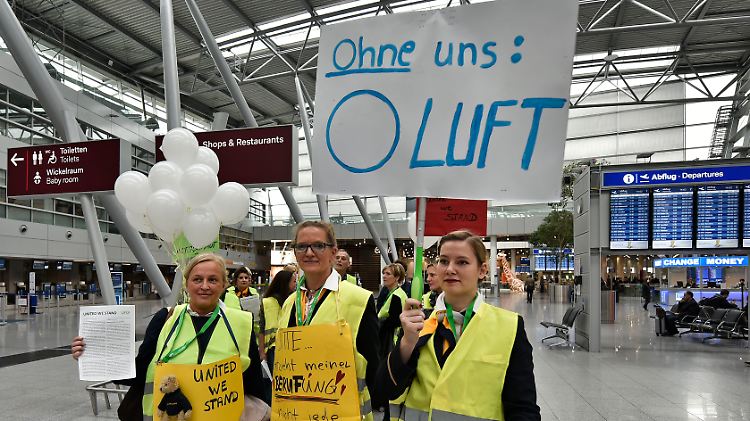 Streikendes Kabinenpersonal am Flughafen Düsseldorf.
