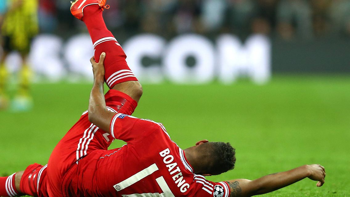 Jerome Boateng vom FC Bayern hatte schon eine Knieverletzung - dann knallt ihm eine Stewardess den Getränkewagen vor's Gelenk.