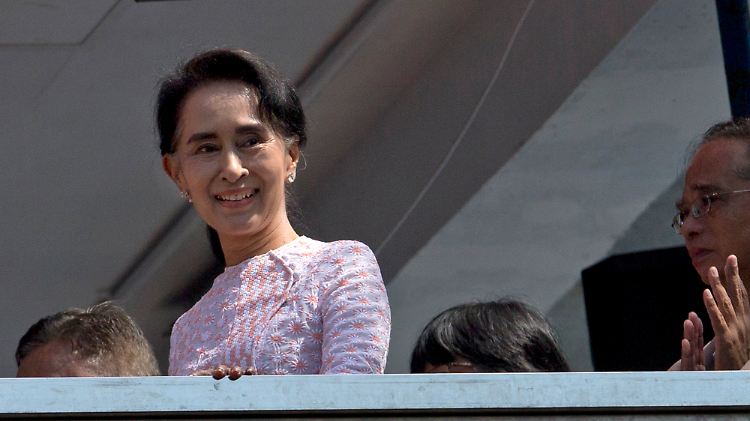 Suu Kyi deutet vor Anhängern Wahlsieg an.