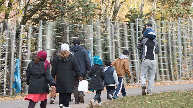 Flüchtlinge bei der Erstaufnahmestelle im thüringischen Suhl.