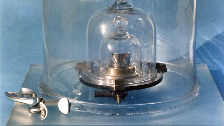 Auch drei Glasglocken können das Ur-Kilogramm nicht vor dem Schwinden bewahren.