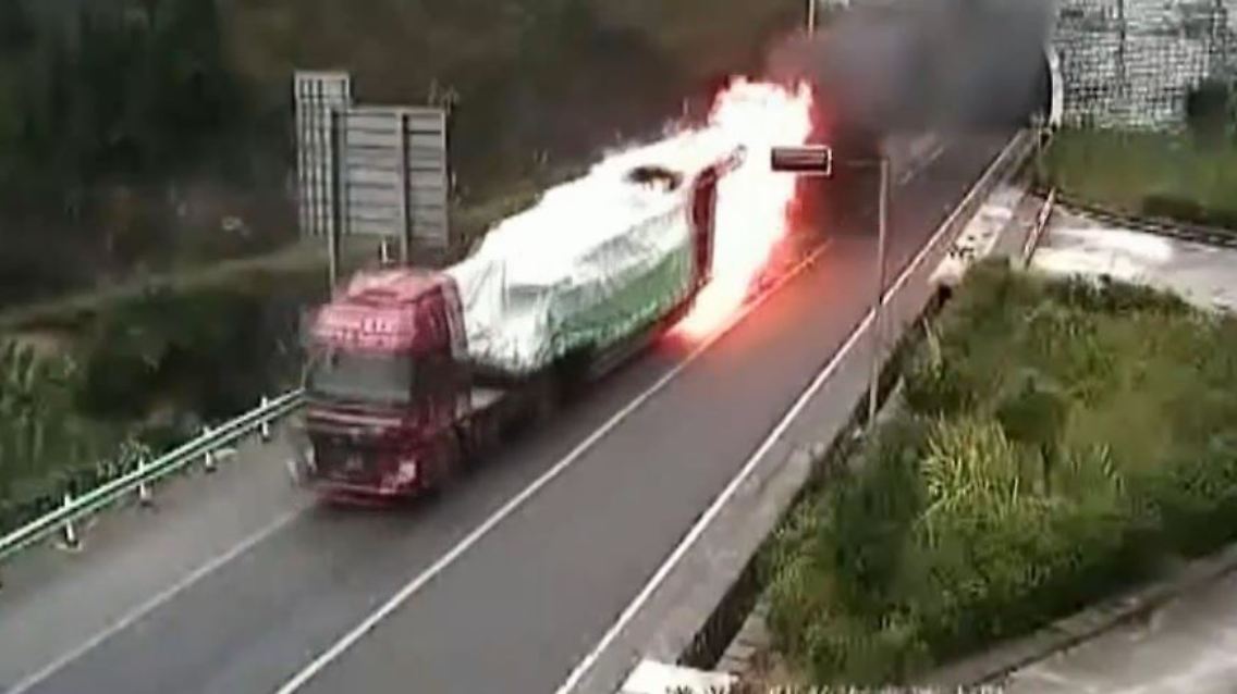 lkw brennt.JPG