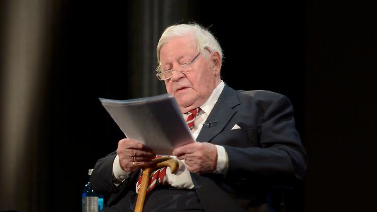 Helmut Schmidt hat hohes Fieber.