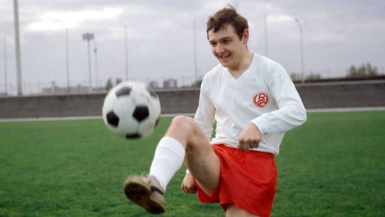 So liebten ihn seine Fans: Am Ball war Willi "Ente" Lippens eine echte Rakete.
