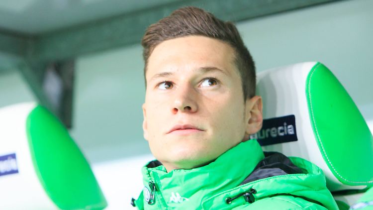 Banger Blick Richtung Schalke: Julian Draxler kehrt mit gemischten Gefühlen in die alte Heimat zurück.