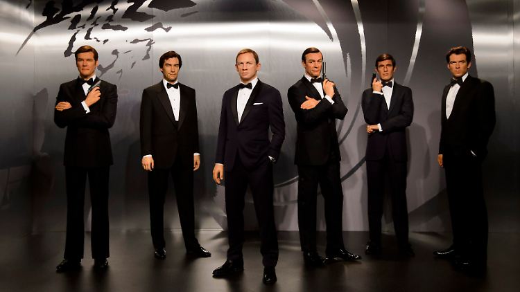 Das geht nur mit Wachsfiguren: Die sechs Bond-Darsteller nebeneinander bei Madame Tussauds in London.